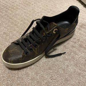 Louis Vuitton sneakers 37